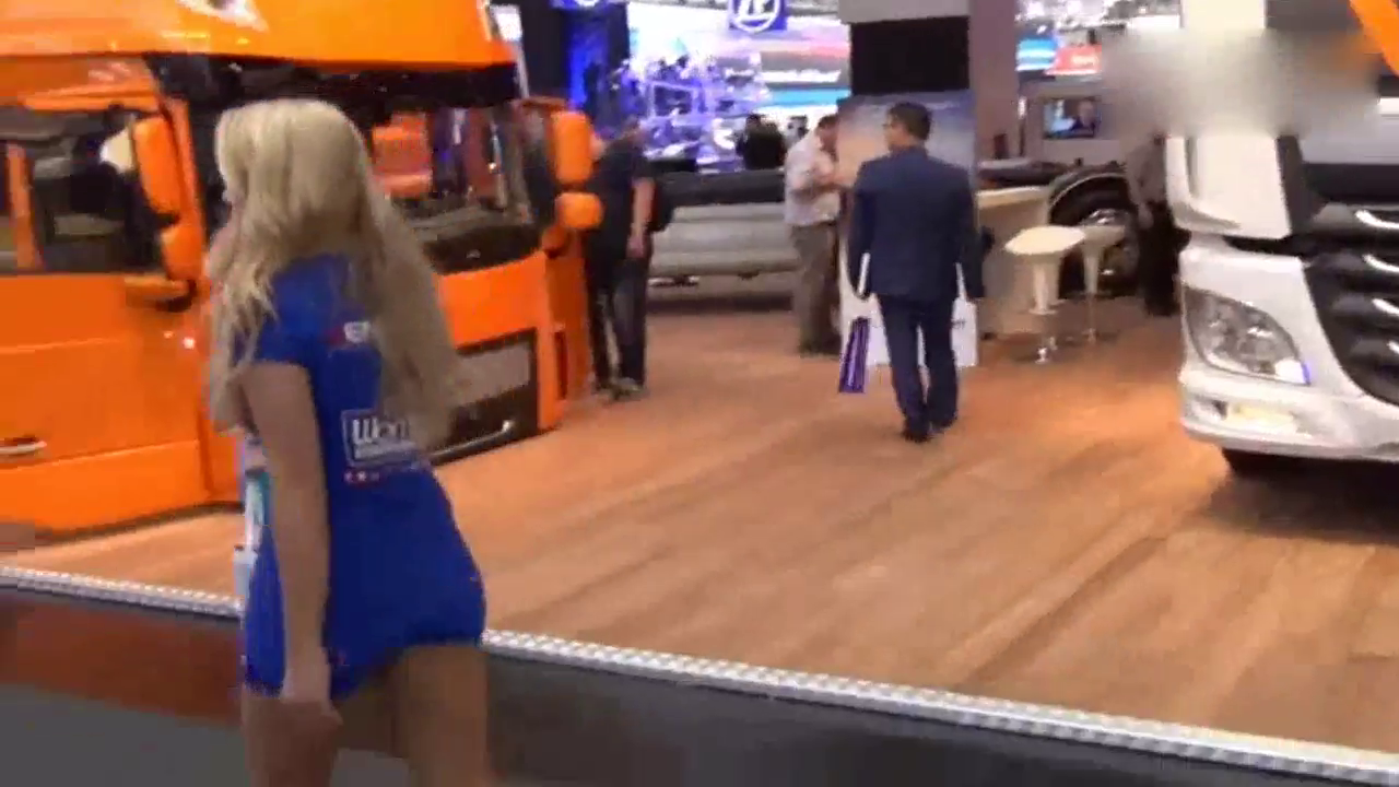 想买这辆大卡车拉货，但一查价格后背湿了，太丢人了