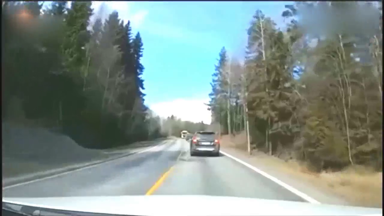 黑色轿车行驶中突然爆胎，直接撞上迎面驶来的卡车，场面惨不忍睹