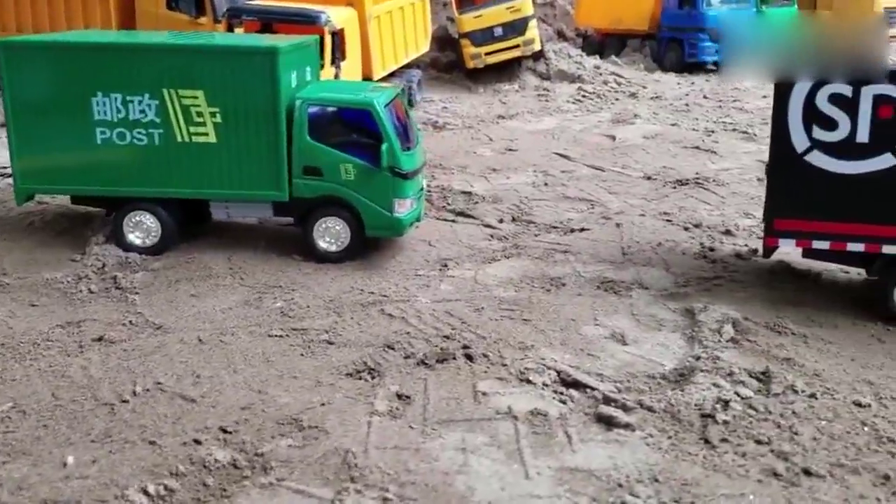 遥控包裹车和卡车一起运输啦，真是太炫酷了