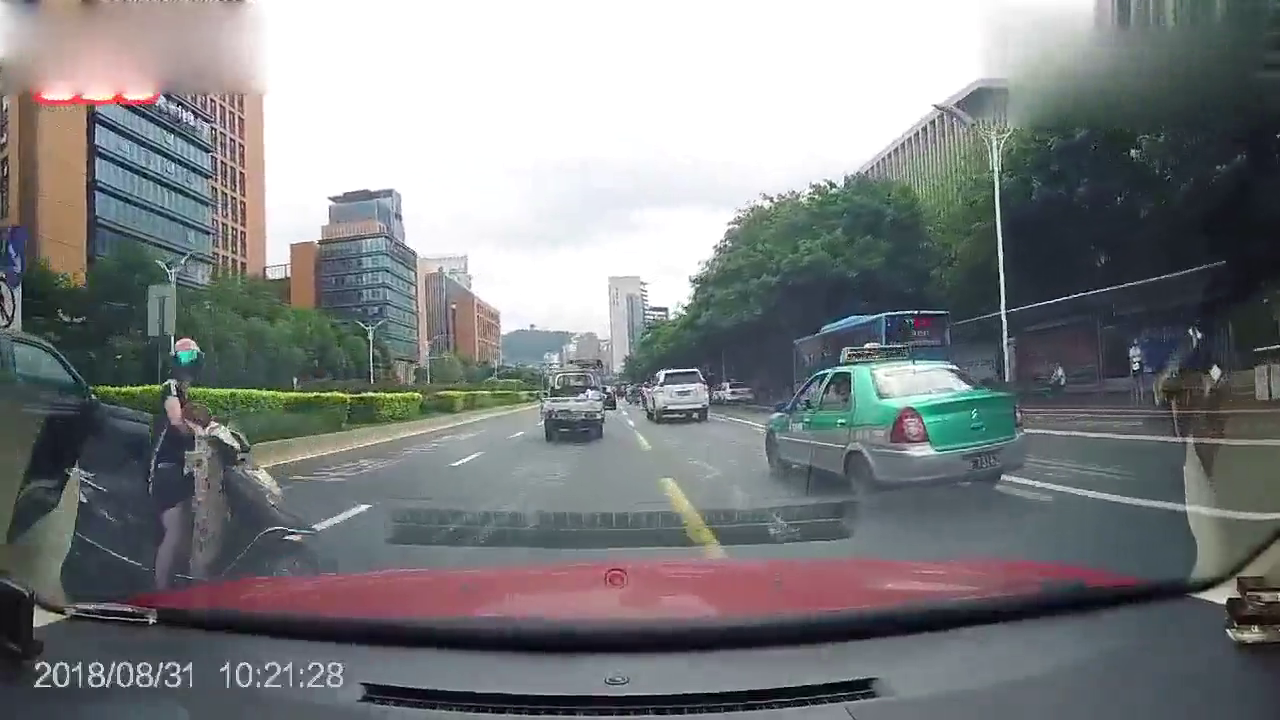 肆无忌惮的电动车横穿马路，皮卡车无奈下停车等待，太任性了