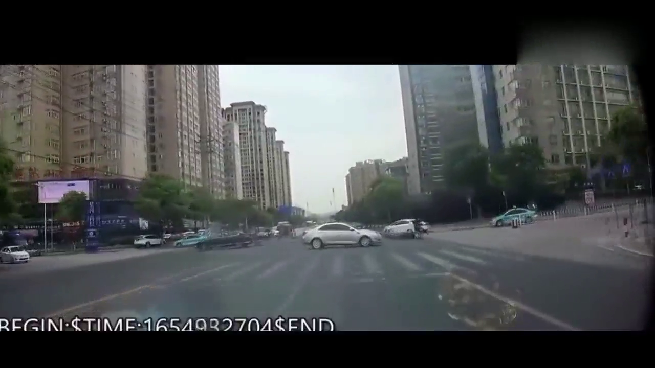 无信号灯路口，电动车惊险一瞬间