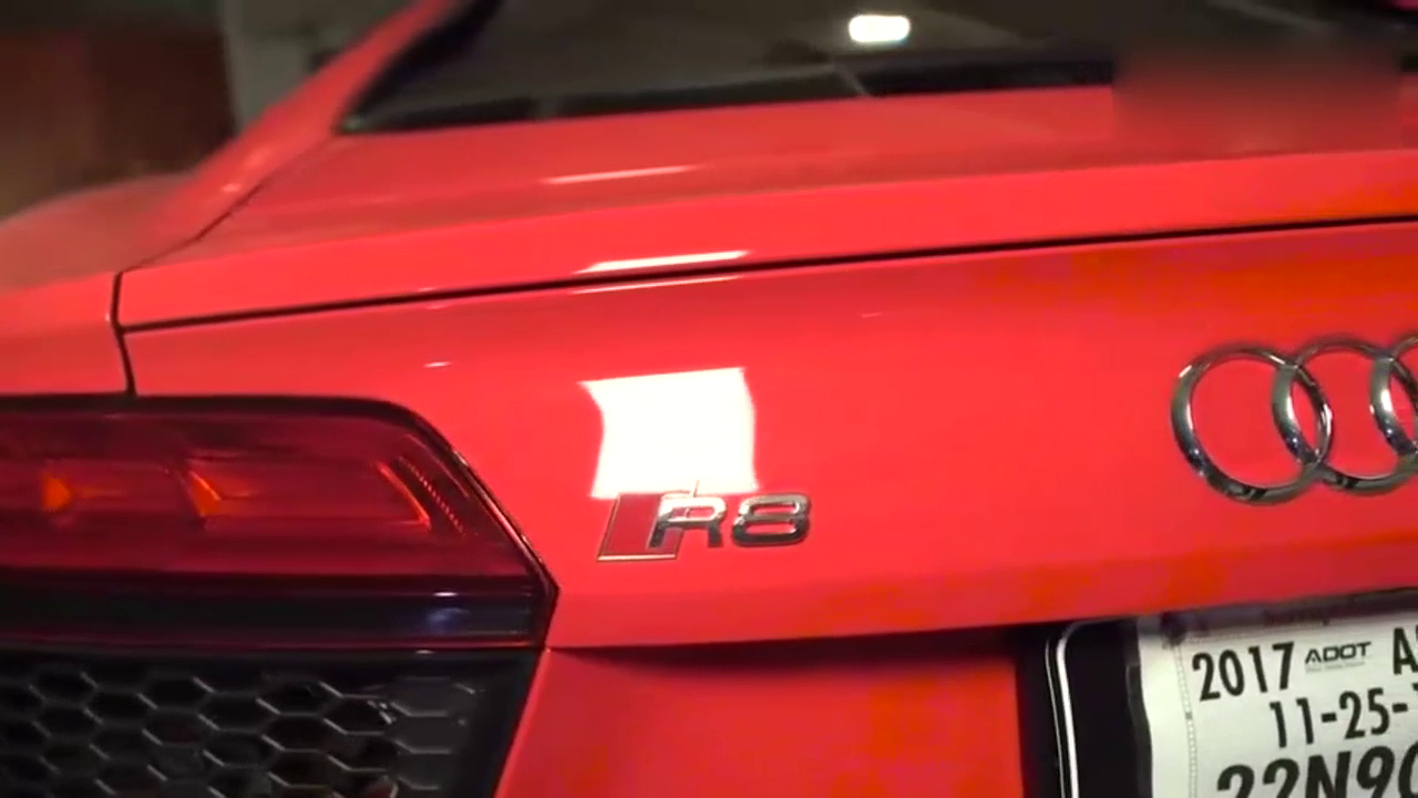 250万的奥迪R8跑车 打开油箱盖以后才是霸气的开始