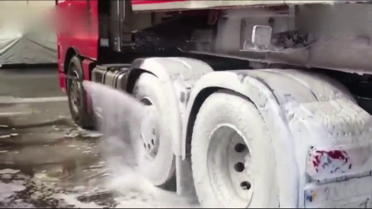 无接触清洗卡车，国外人真奢侈卡车都敢洗！