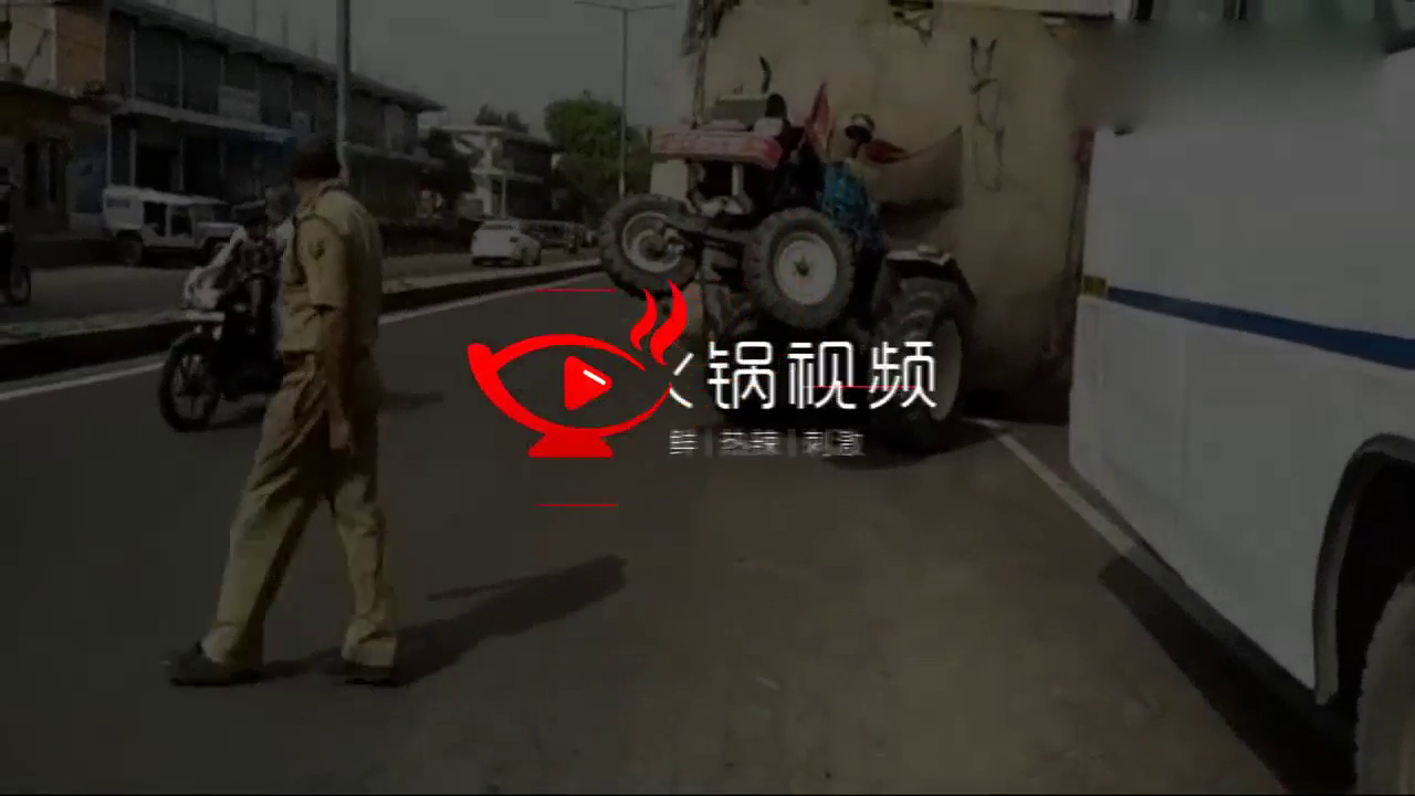 逆天了！印度一卡车严重超载仅凭后轮行驶