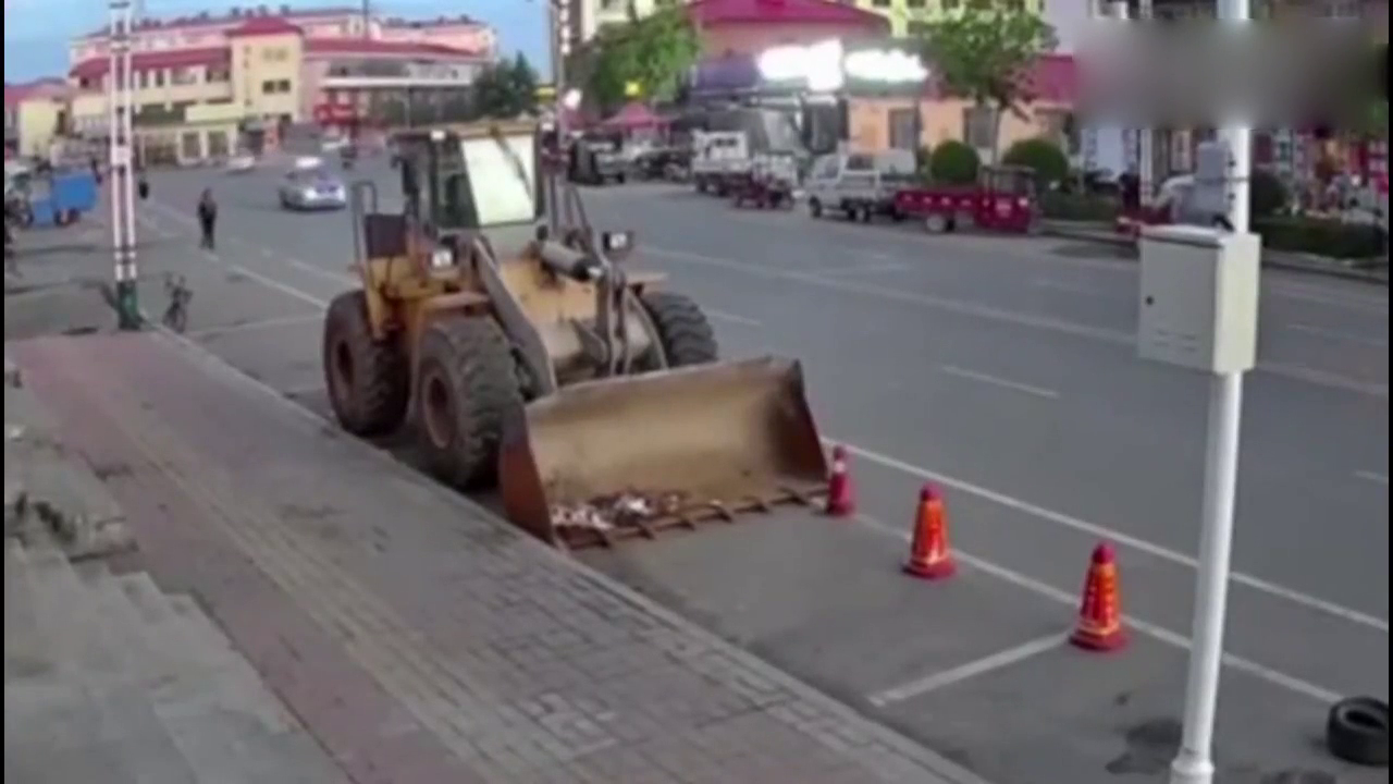 白车没有刹车了吗？把人撞飞还不够又撞出租车和装载机的，悲剧