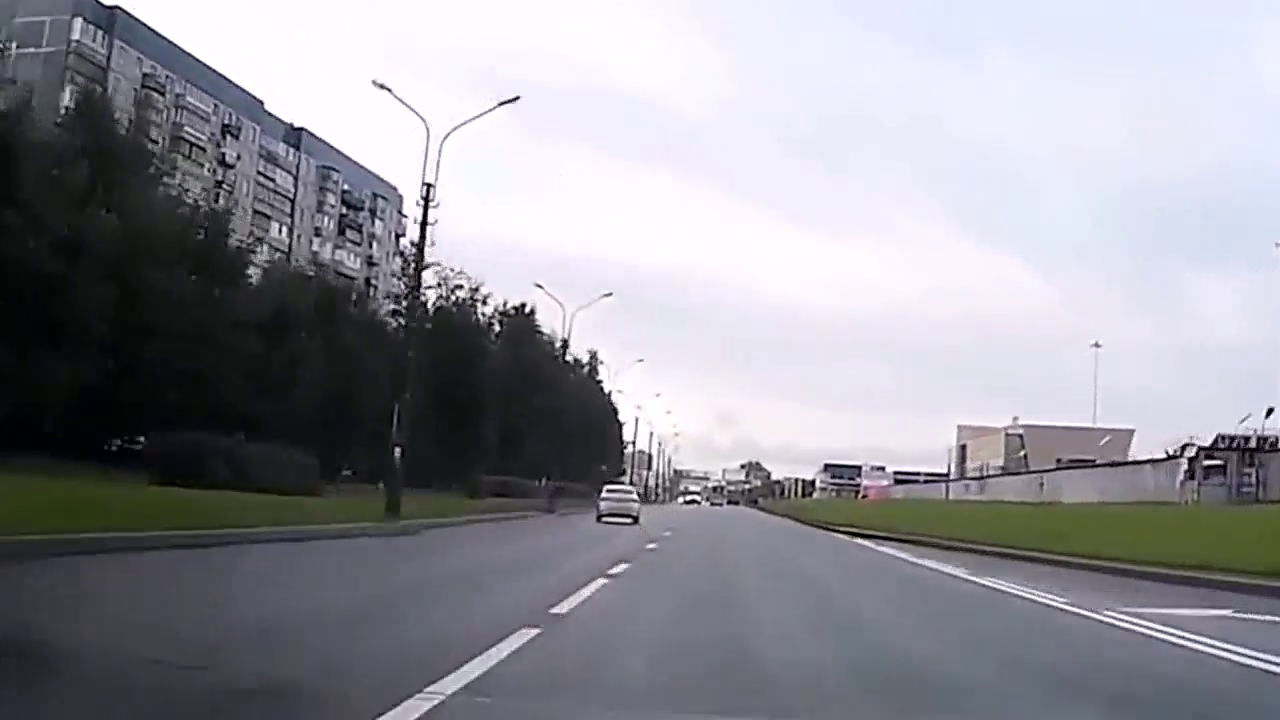 女司机真不是吹的，赤手空拳单挑大卡车，一脚下去把卡车干翻了！