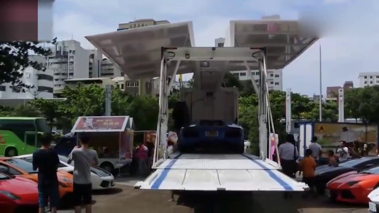 价值1000万的跑车交付客户 倒车那一刻才知道什么叫老司机