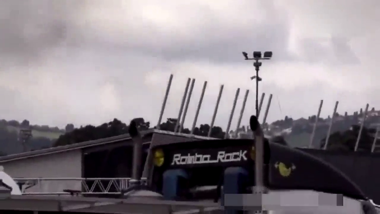 宝马车炫技叫嚣卡车，卡车司机一个急转弯，折服对方