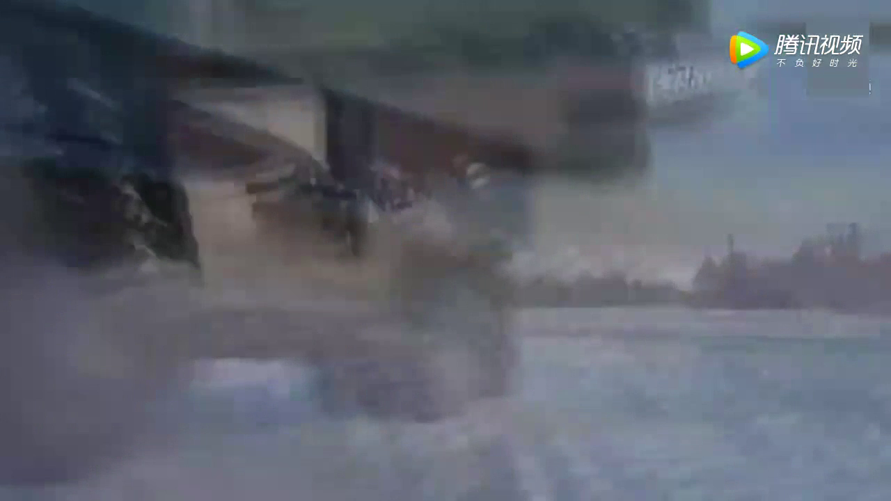 超级卡车在雪山开路 强大的动力能撕破冰面