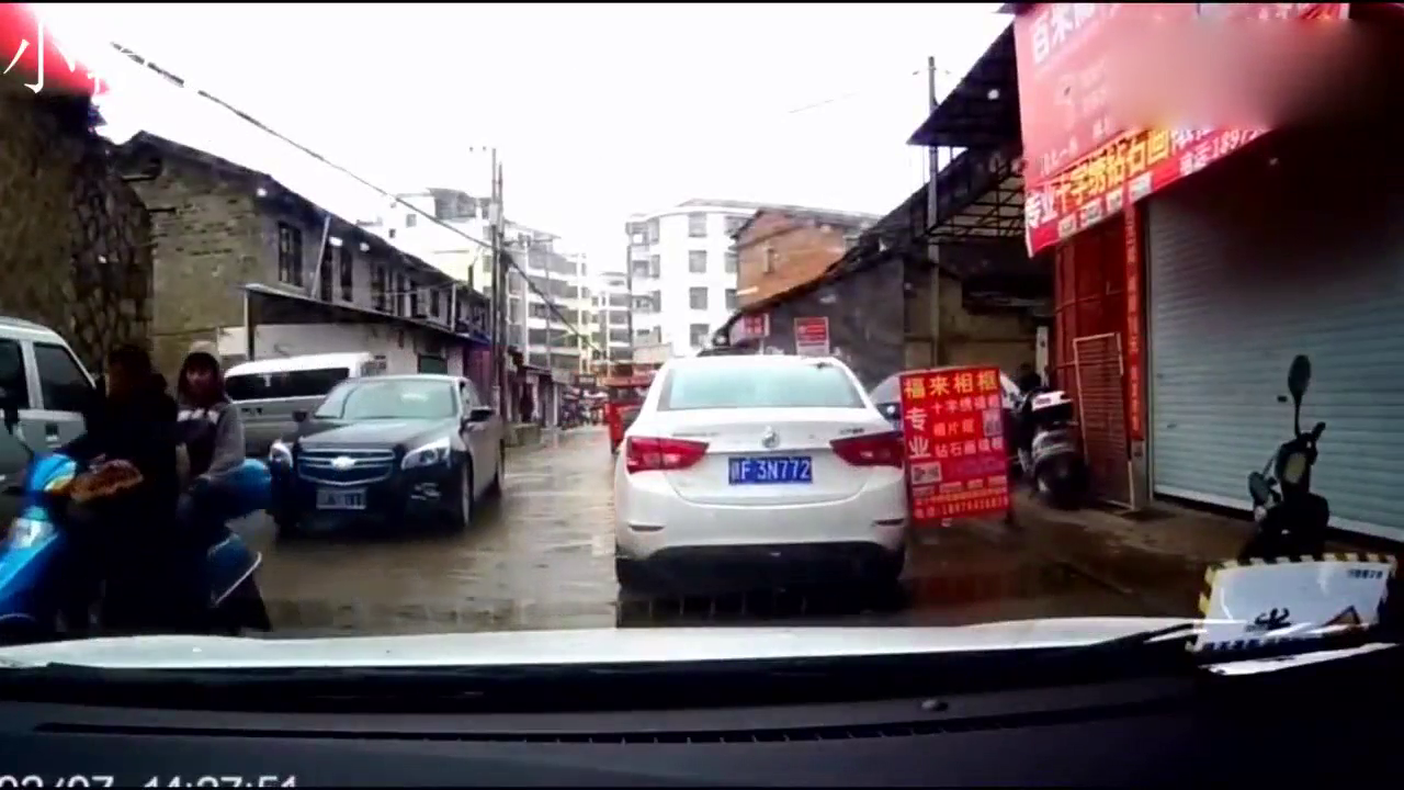 疯狂的电动车强行加塞后的一幕，让视频车主怒气冲天