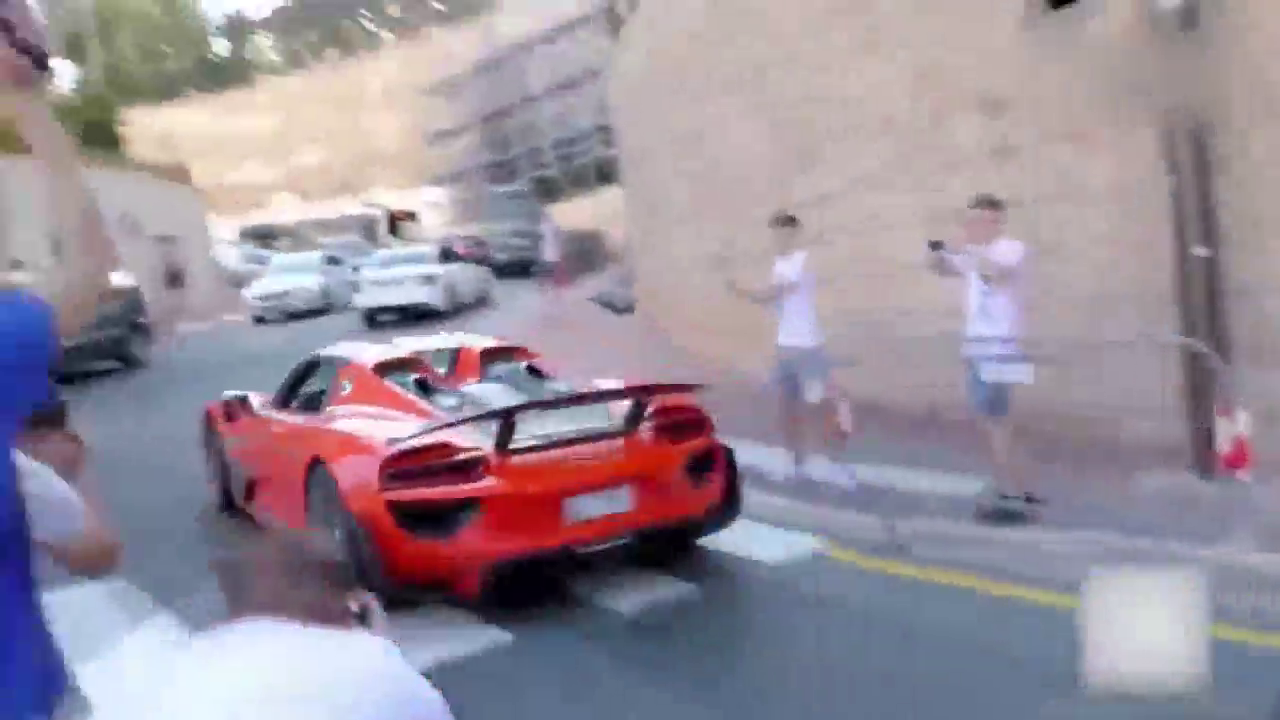 价值1800万的阿波罗跑车出街, 前面的保时捷918顿时失去了光芒