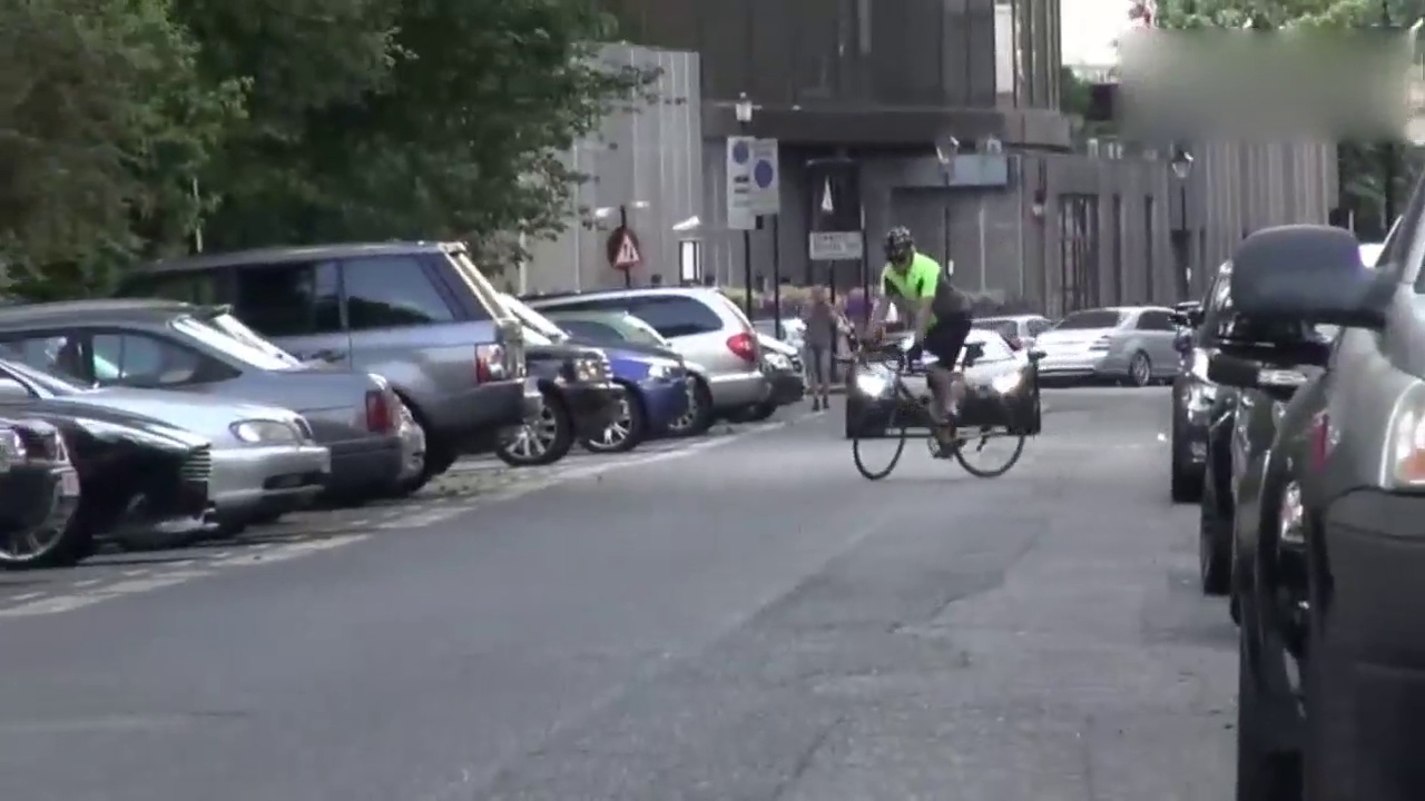 全球最霸气的碰瓷 跑车车主立马不敢嚣张了