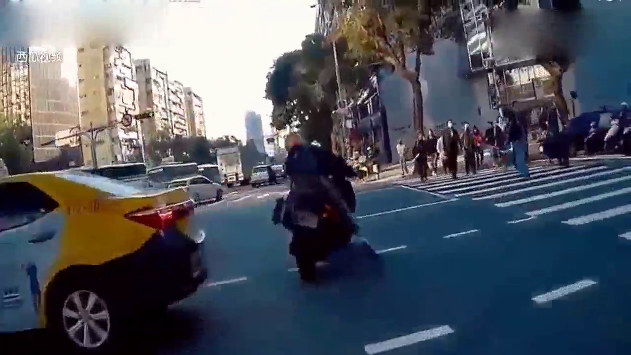 摩托车撞上出租车后，失去控制停不下来