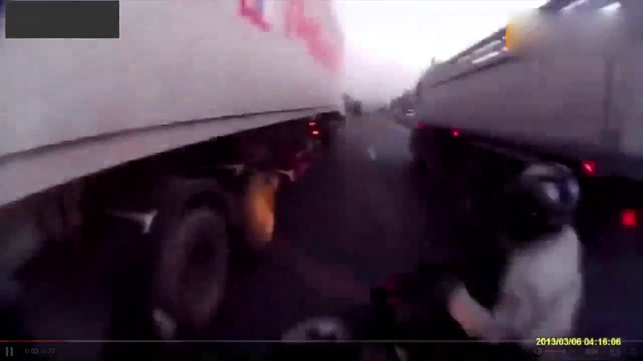 摩托车在两卡车之间强行加塞摔倒后，出现离奇一幕