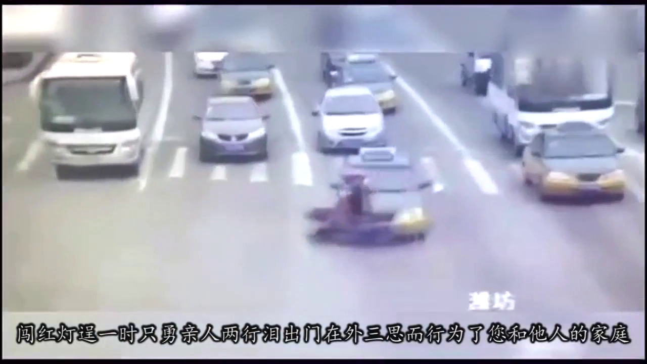 美女骑电动车闯红灯，一秒之差，生命就这样结束了