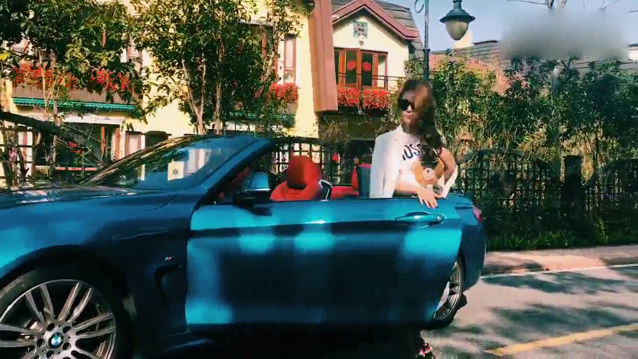 美女，请别挡住我欣赏宝马敞篷跑车