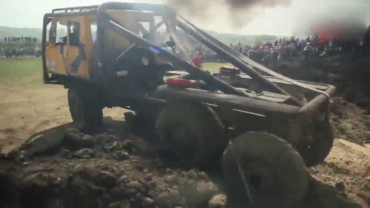 老外的卡车竞赛就是牛，卡车陷在泥坑里，这都能起来