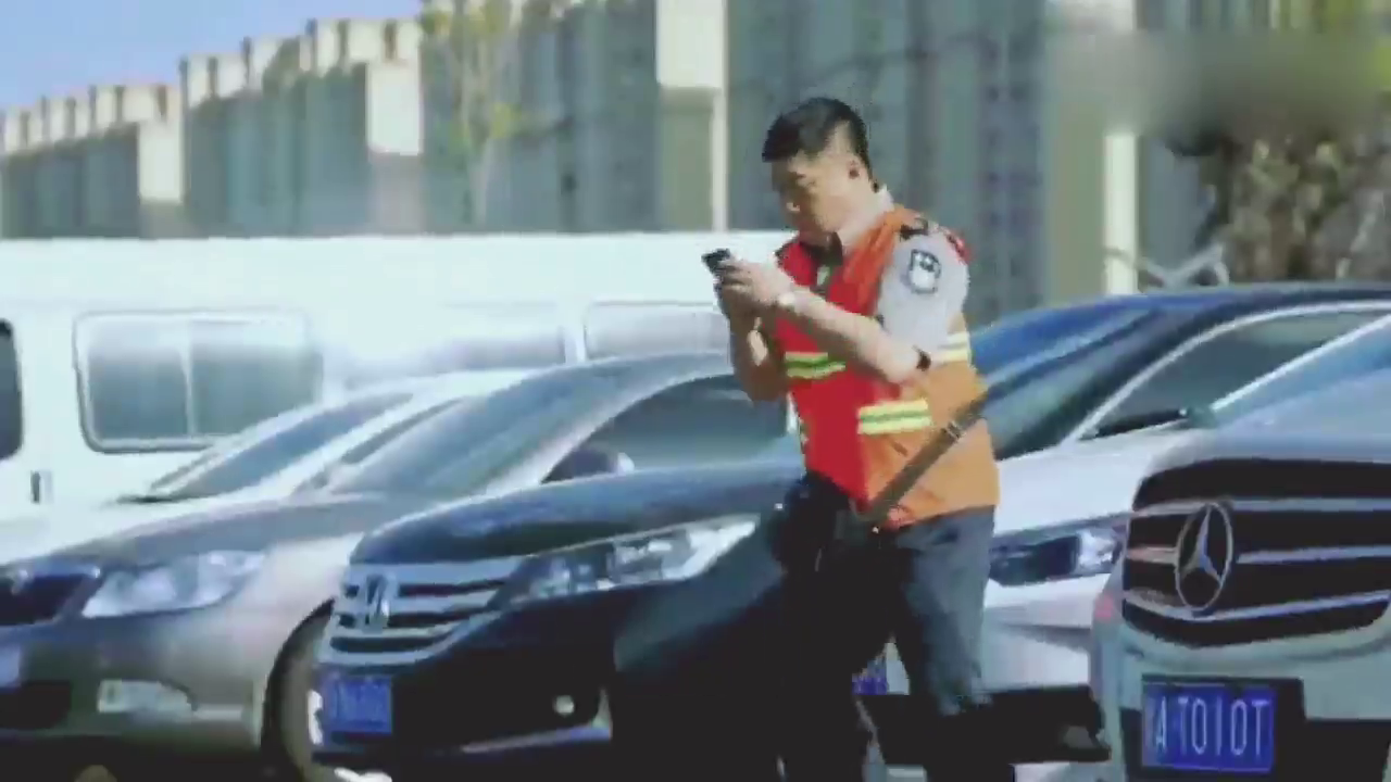 逃避10元钱停车费，误伤一辆车，保安：这车一个轱辘能买辆宝马