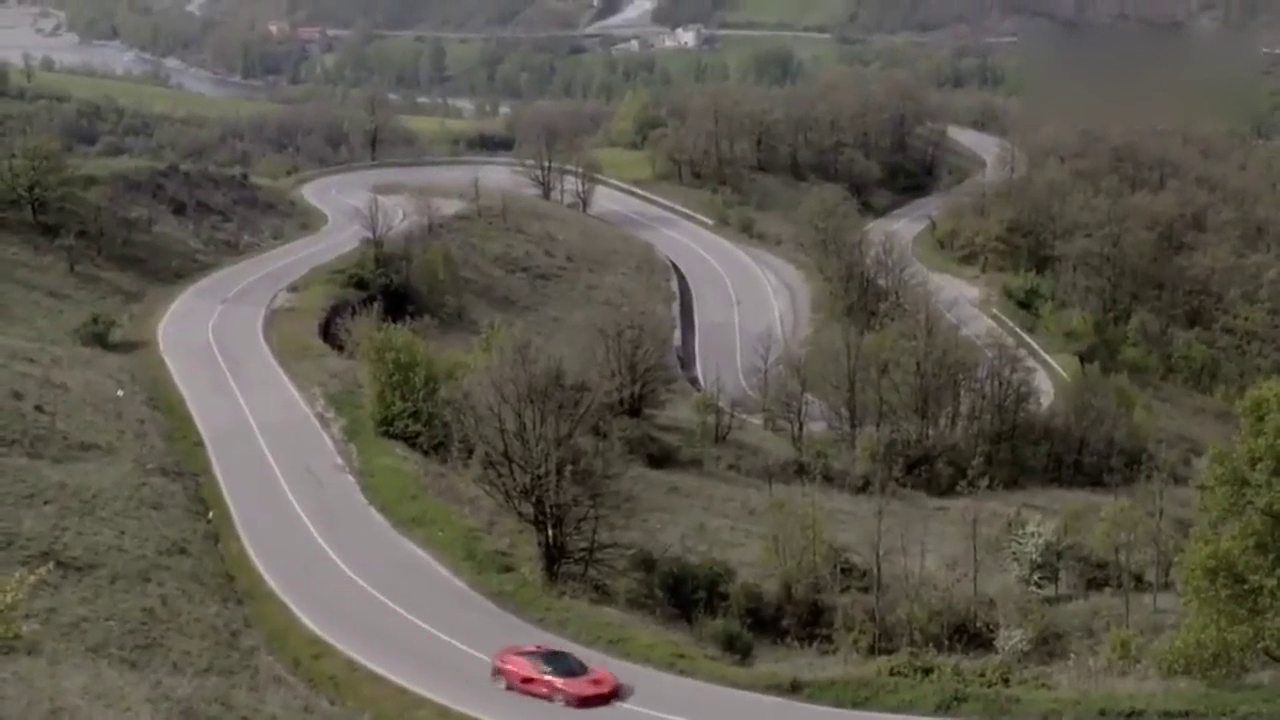 法拉利山路飙车,几百万的跑车竟然也敢漂移!