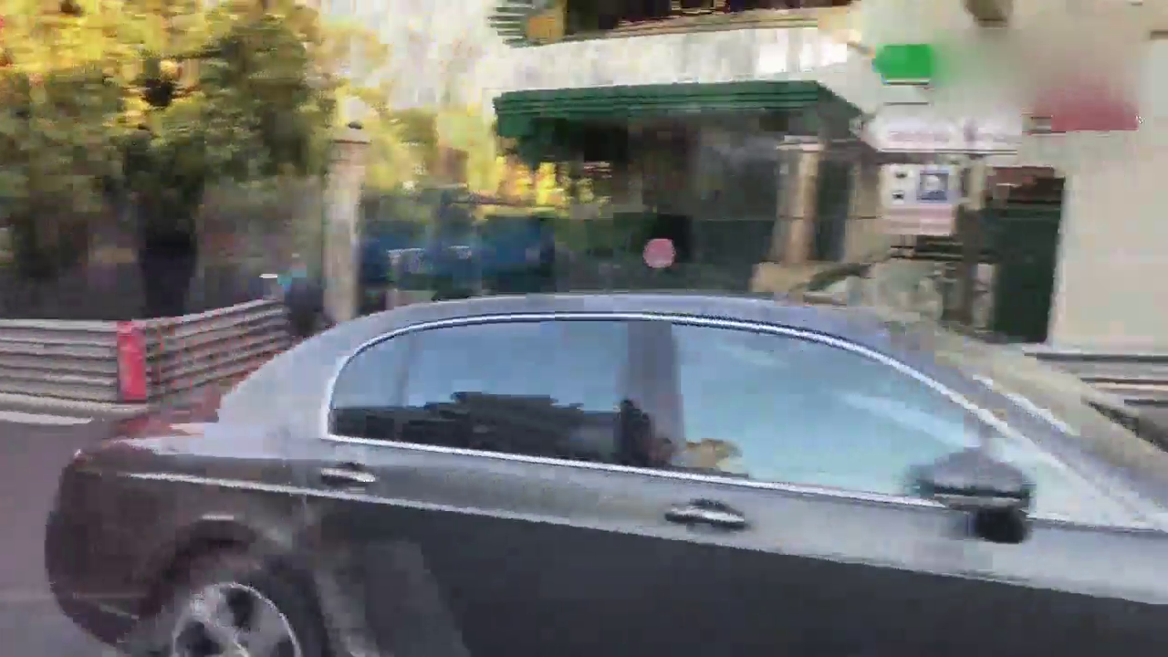 法拉利没事踩油门！兰博基尼看不下去了，看到一群跑车后吓跑！