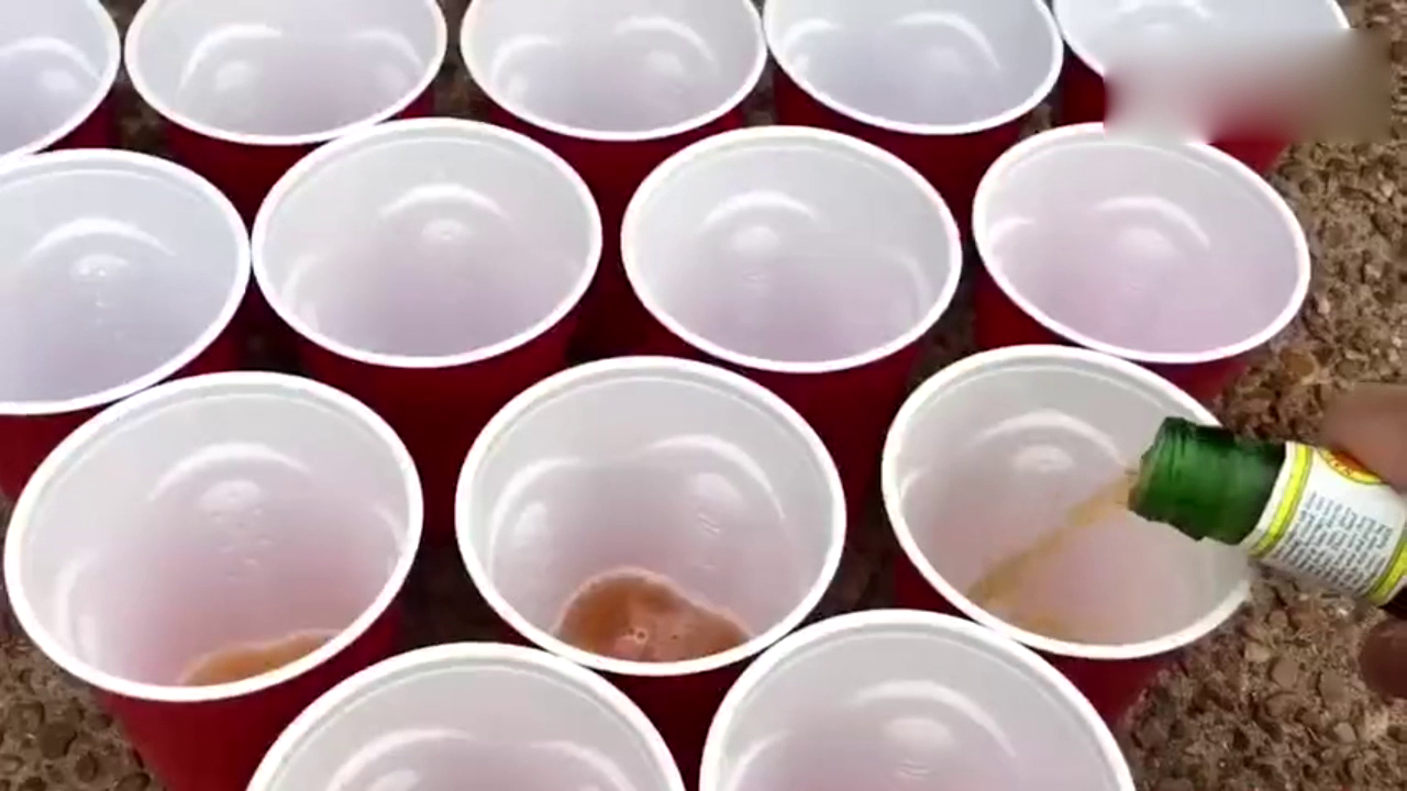 往跑车排气管放一排纸杯，按下钥匙以后才是神奇的开始！