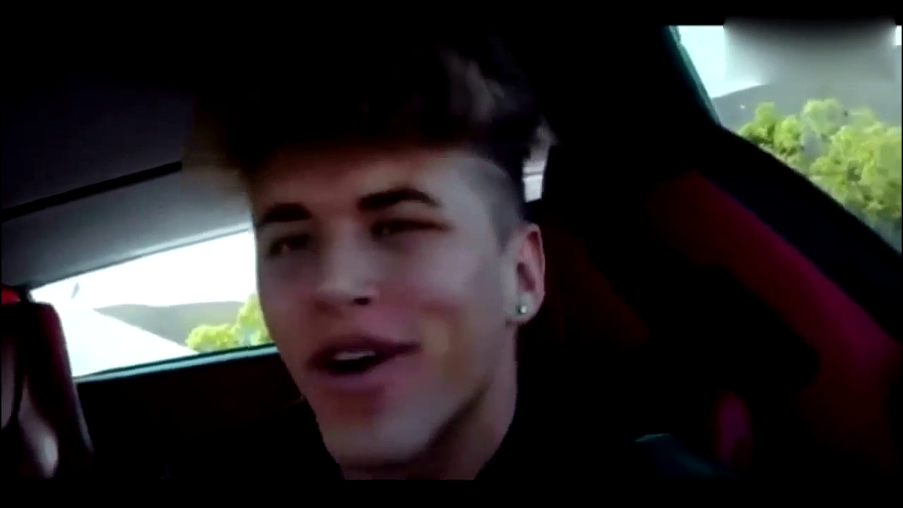 法拉利跑车刚停下来，一群美女就围了上去！