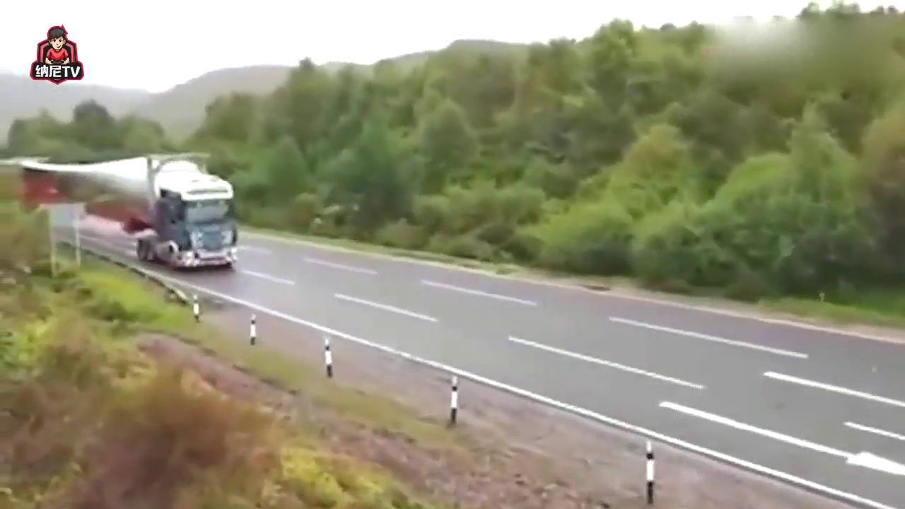 30米长的大卡车转急弯，没想到还有这种操作，司机太牛了