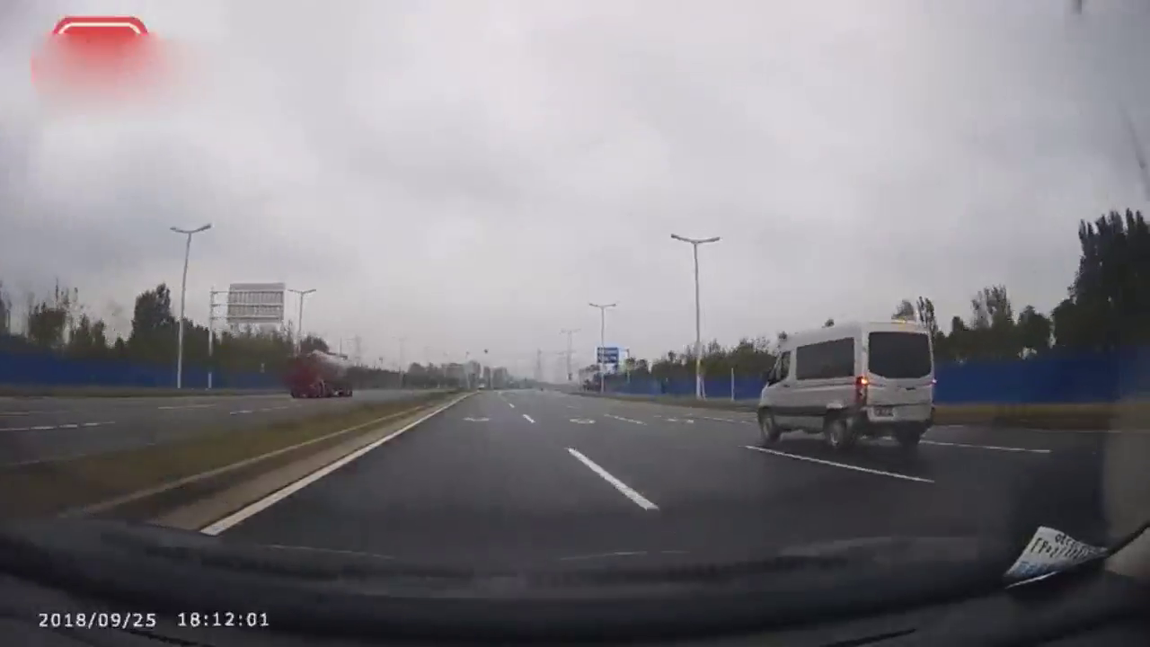 电动车随意变道“我行我素”车主赶紧按喇叭示意，还好刹车及时！