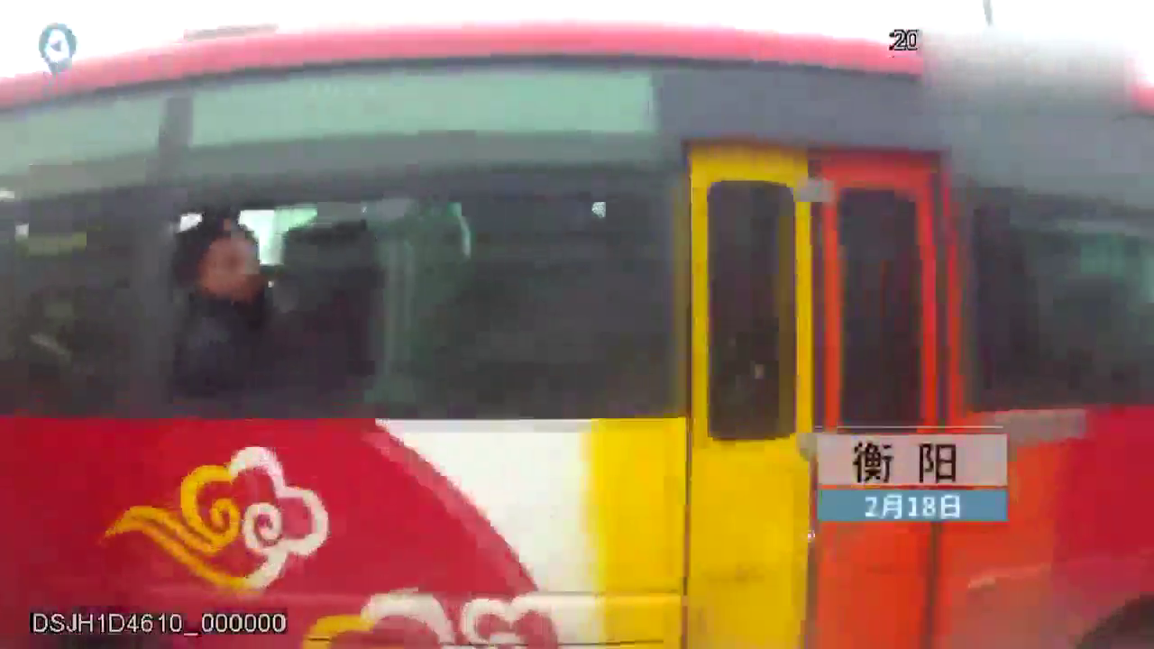 胆儿太大了！客车超载22人 交警一查司机竟然无证驾驶