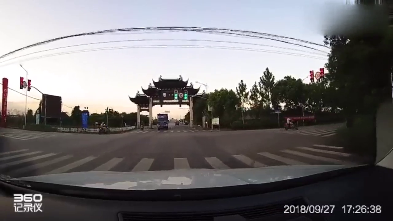电动车随意变道“我行我素”差点撞上你，真危险！