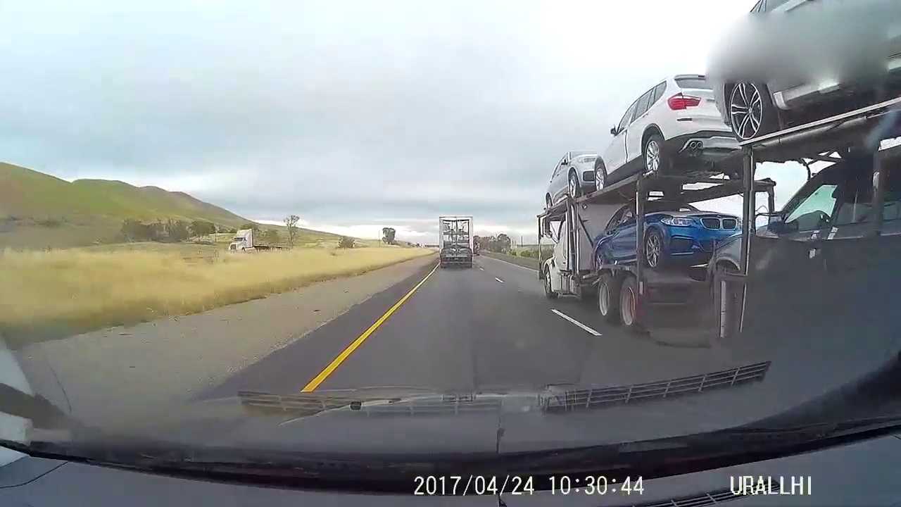 实拍大卡车不讲道理的并道超车 看完惊出一身冷汗