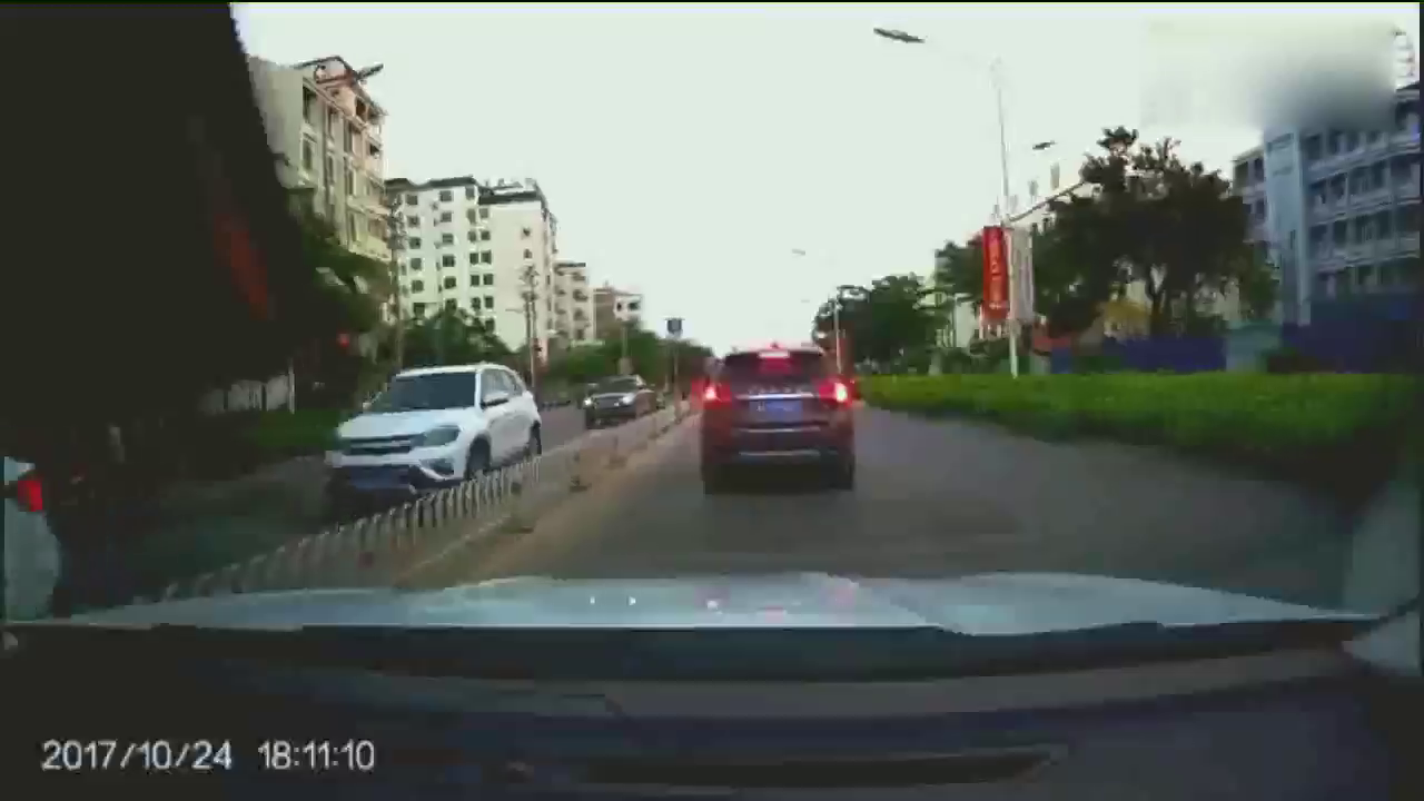 大街上骑电动车耍帅？火花都出来了！