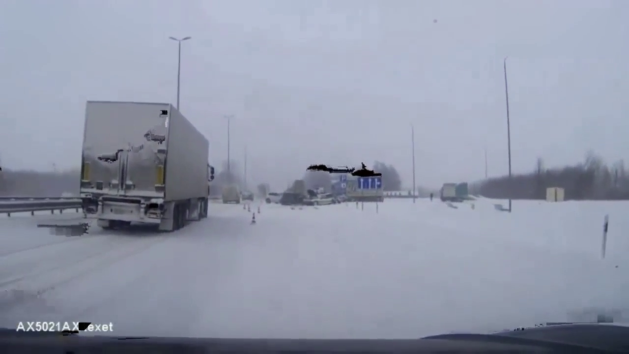 跑车雪天开车，根本无法驾驭！看完心疼一秒