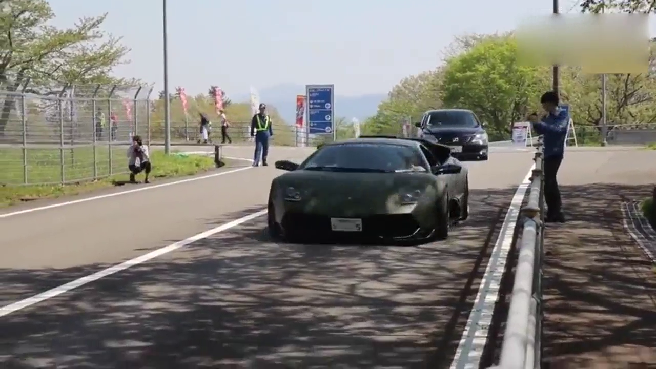 确定这是日本的跑车聚会？而不是来秀声浪的！