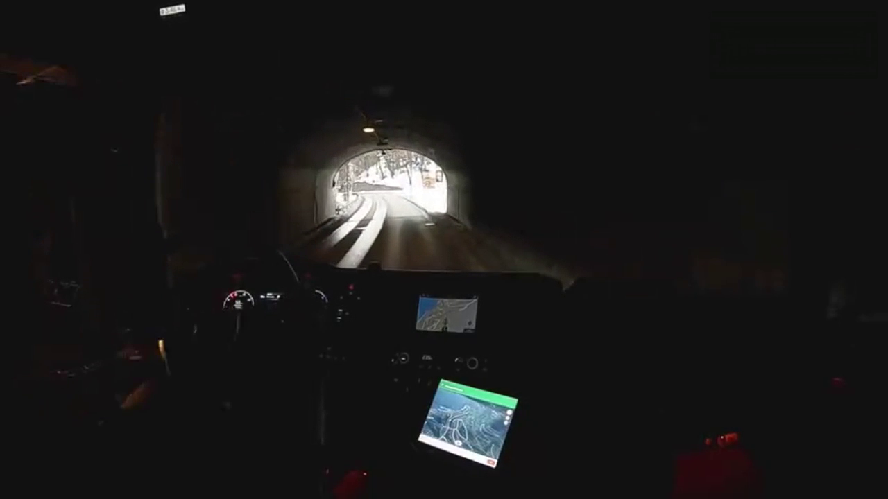 125万的斯堪尼亚卡车，过减速带的瞬间，才知道钱花到位了！