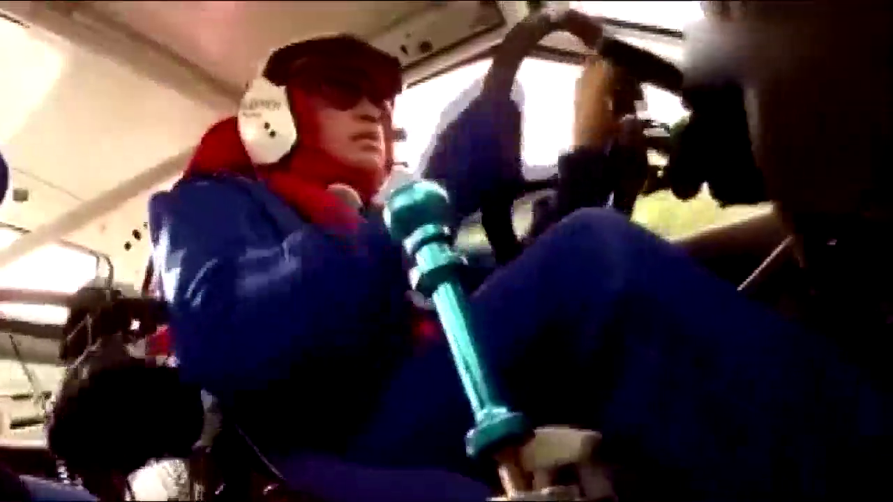 出租车误入赛道，赛车手都懵了