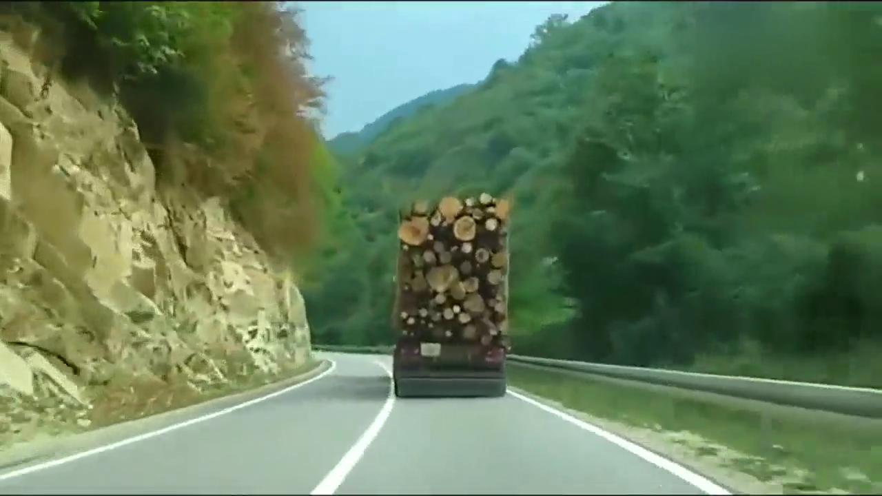 山路上遇到一辆满载货物的卡车，10秒钟后才知道什么叫老司机！