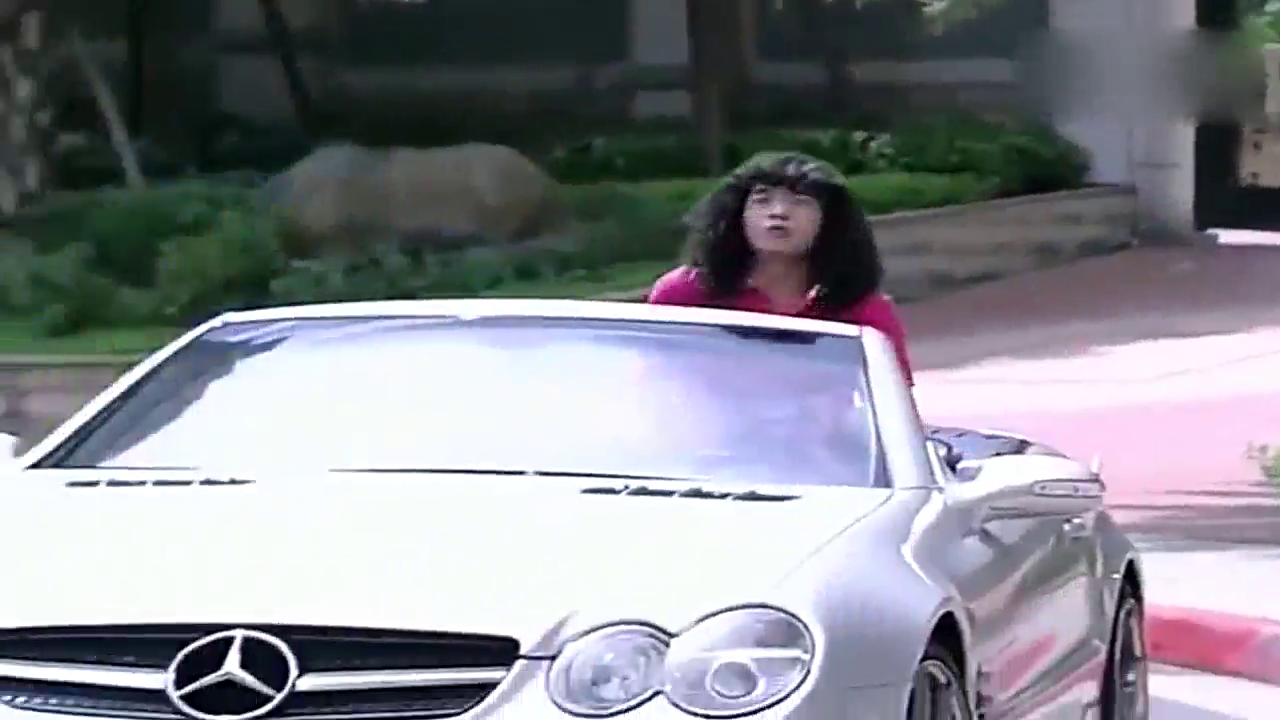 小伙开跑车接美女被嫌弃，换辆破车后美女竟上车了！