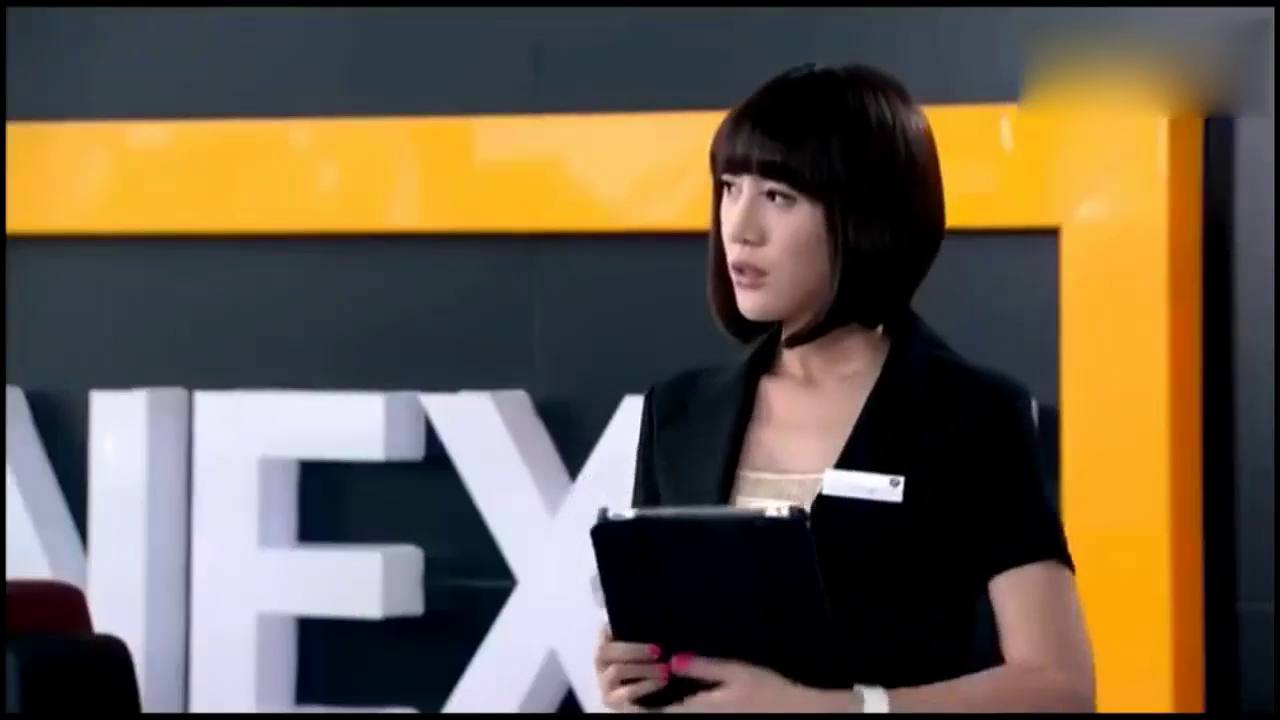 小伙子买车美女看不起，结果人家带的现金来买跑车，后悔啊