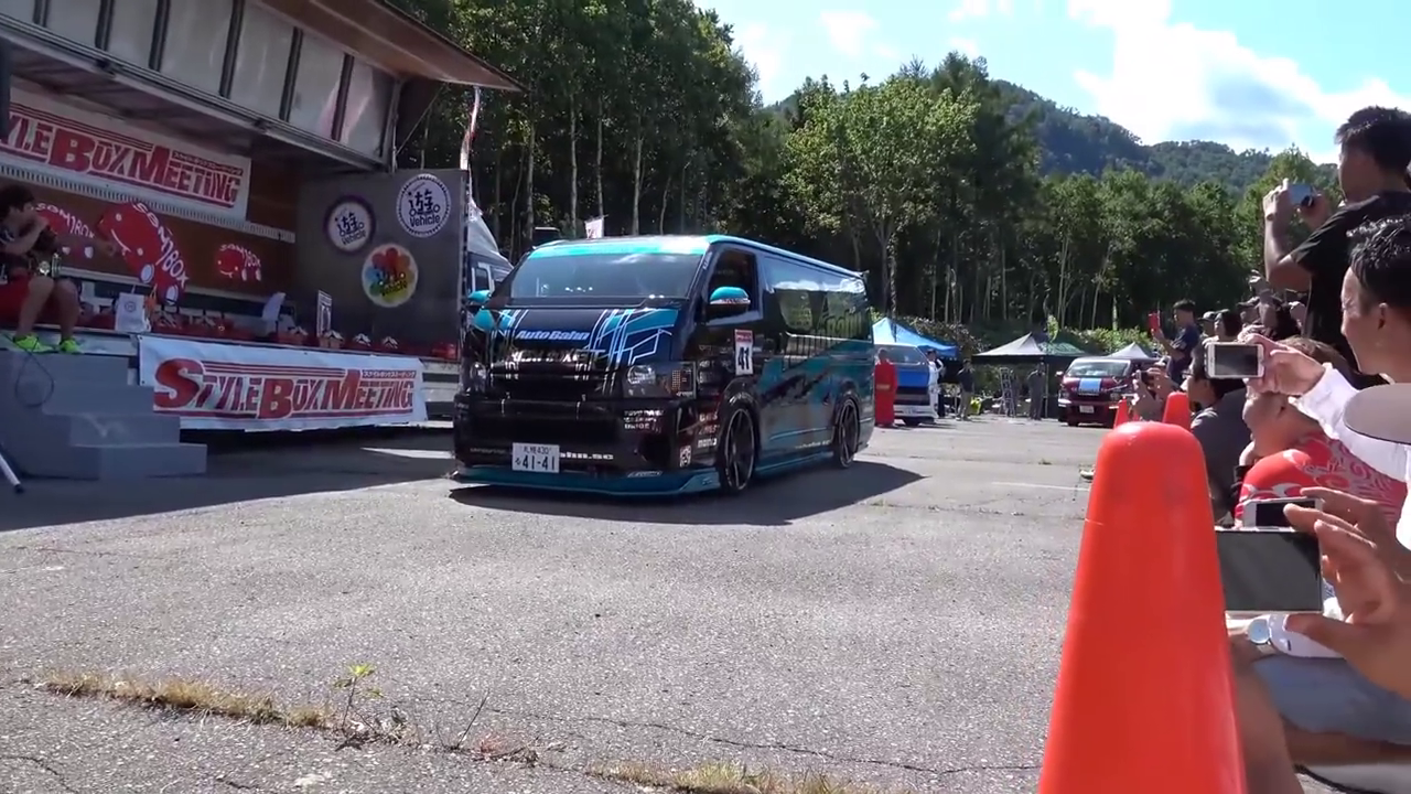 车主把面包车改成赛车，底盘比跑车的还低，太拉风了！