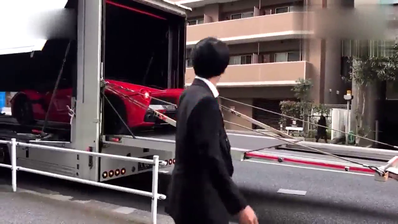 价值4000万法拉利跑车，厂家送货上门，看着销售员比车主还紧张！