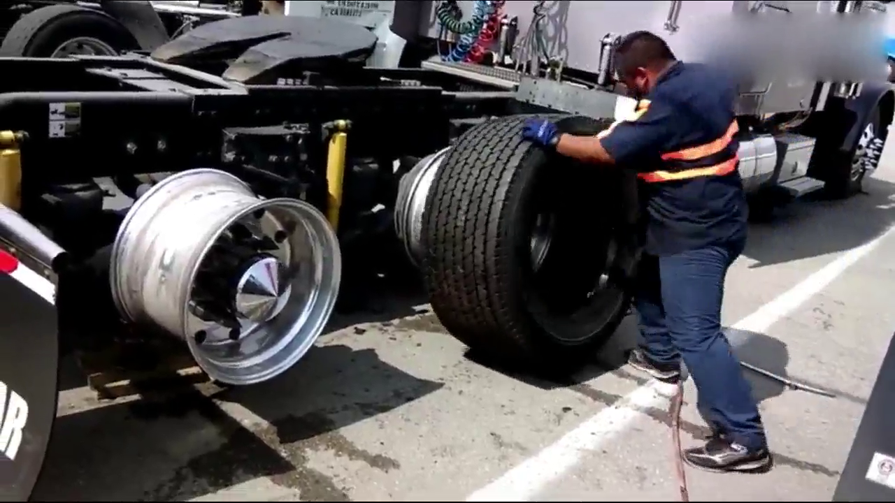 速度最快的修车匠，2分钟安装4个卡车轮胎，怪不得年薪30万！