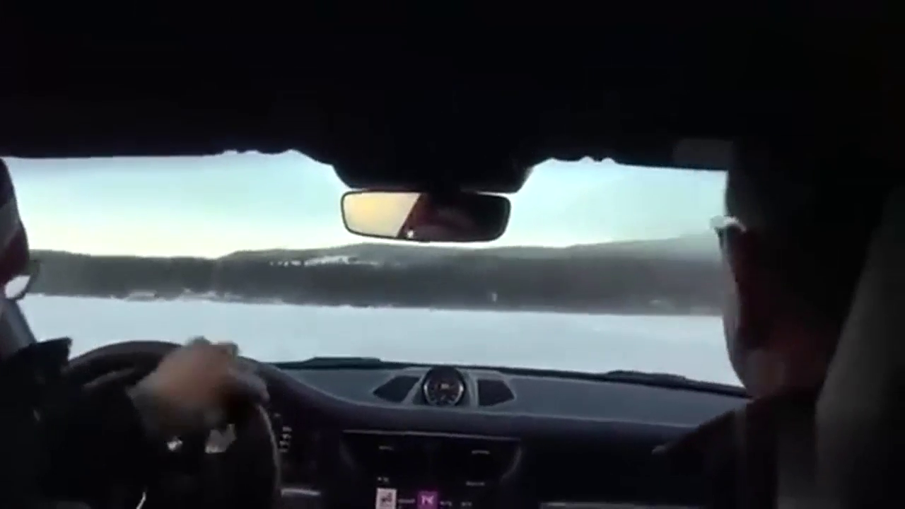 这个角度看跑车雪地撒欢，看到我的头有点晕