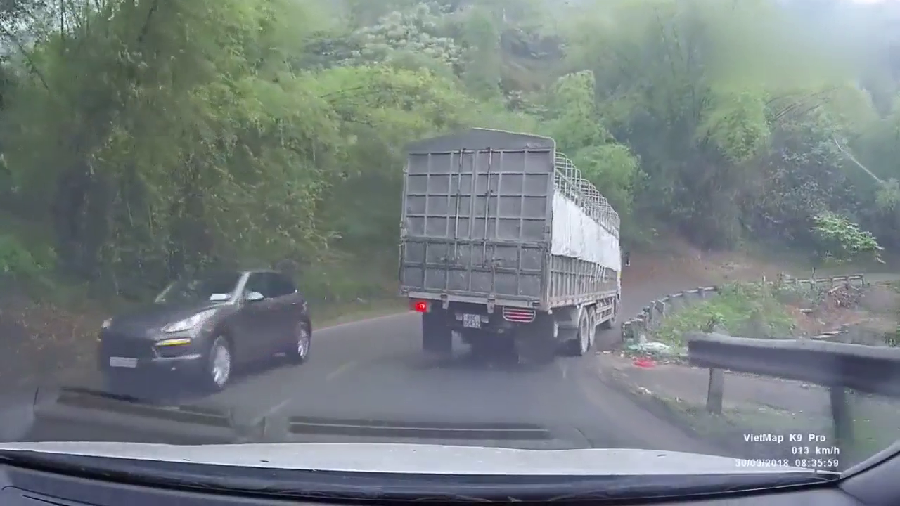 太险了！大卡车过弯道时失重险些翻车