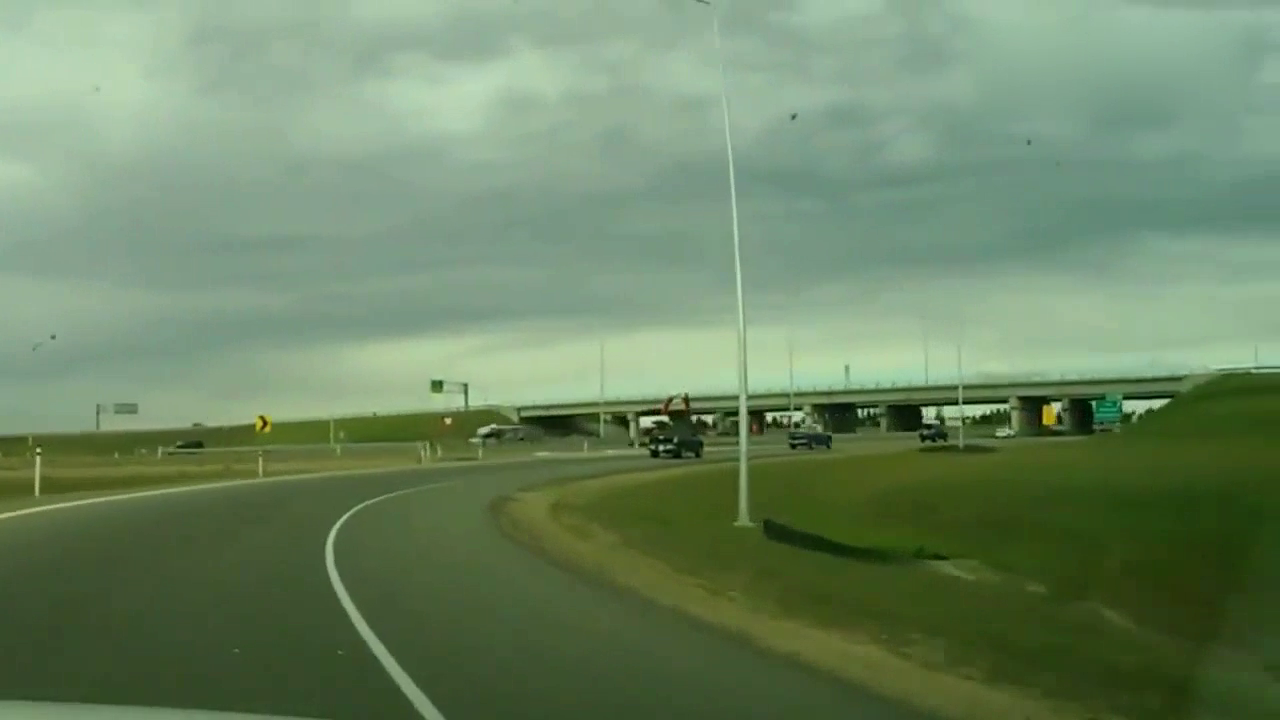 实拍卡车载挖掘机从桥下驶过 却发生如此可怕一幕