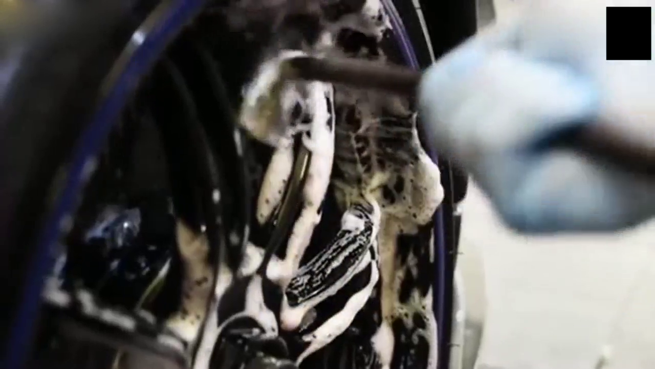 帕加尼跑车待遇就是高！洗车工把底盘用小刷子都刷刷！