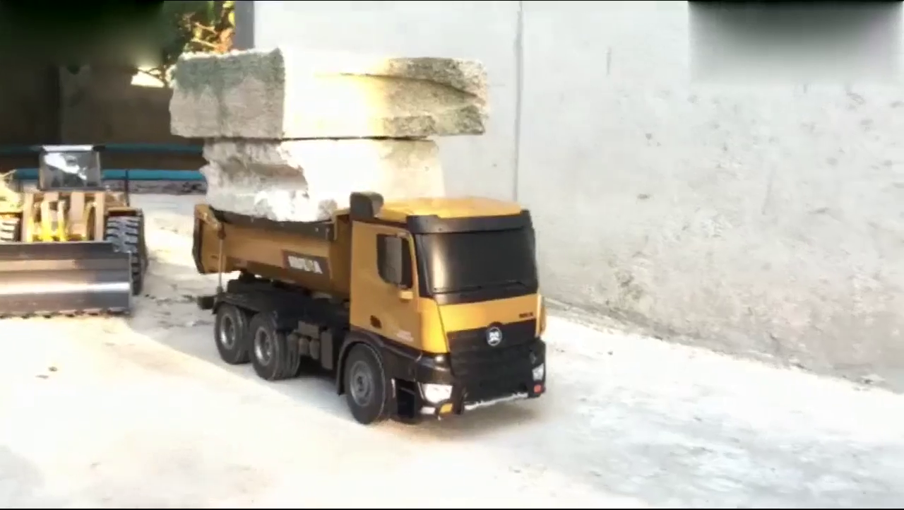 这模型卡车动力不错啊，还可以拉这么多货，厉害