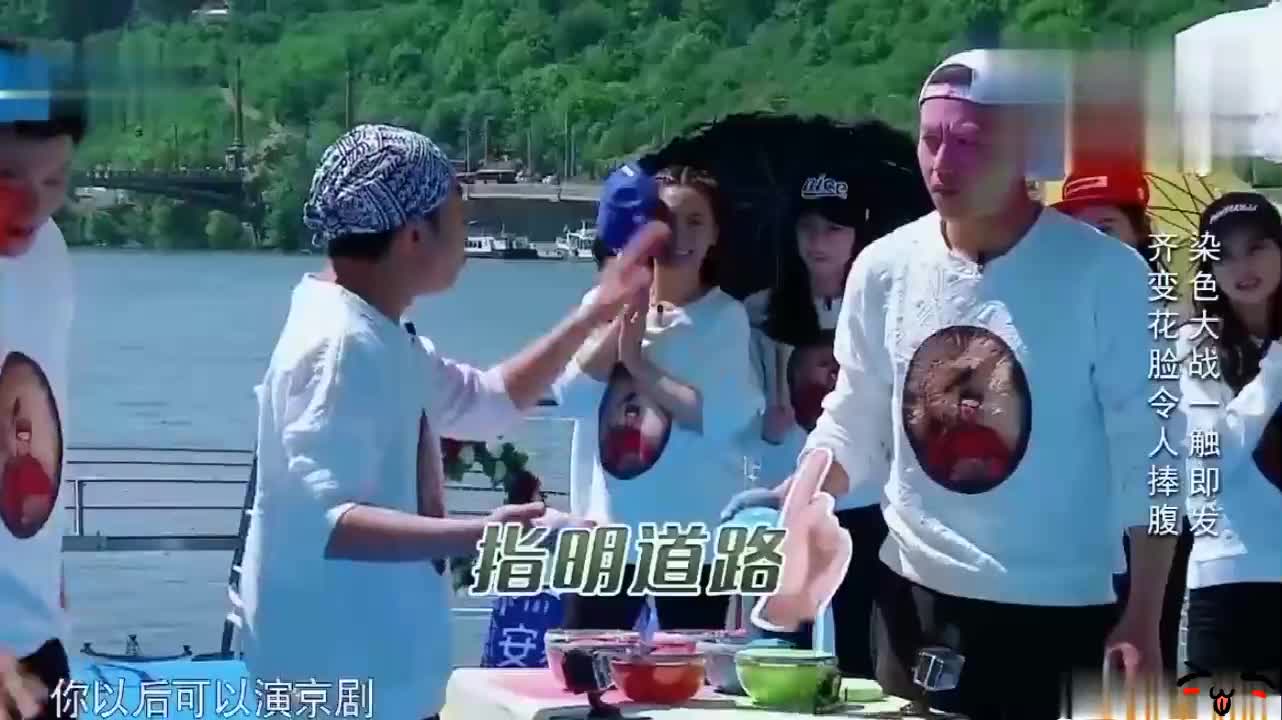 邓超开发京剧新业务，李晨吐槽其与偶像剧再无缘，超哥尴尬无笑容