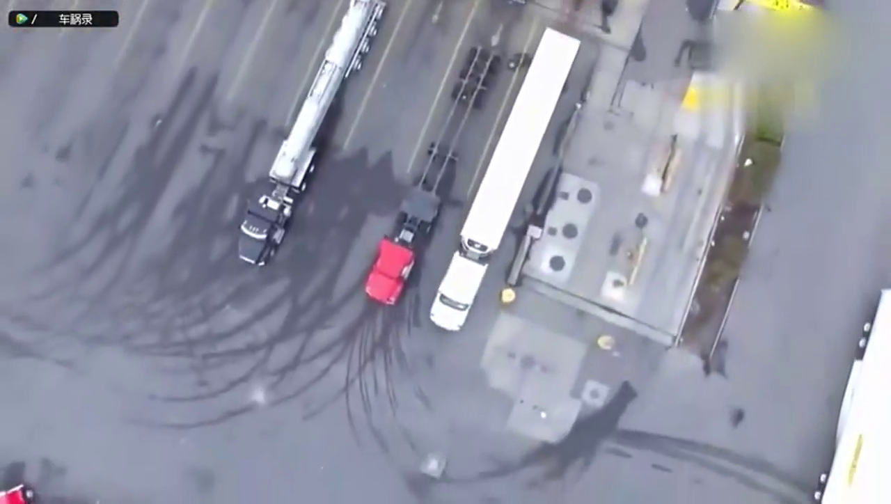 卡车到底能不能倒进去？老司机都束手无策！支招吧各位