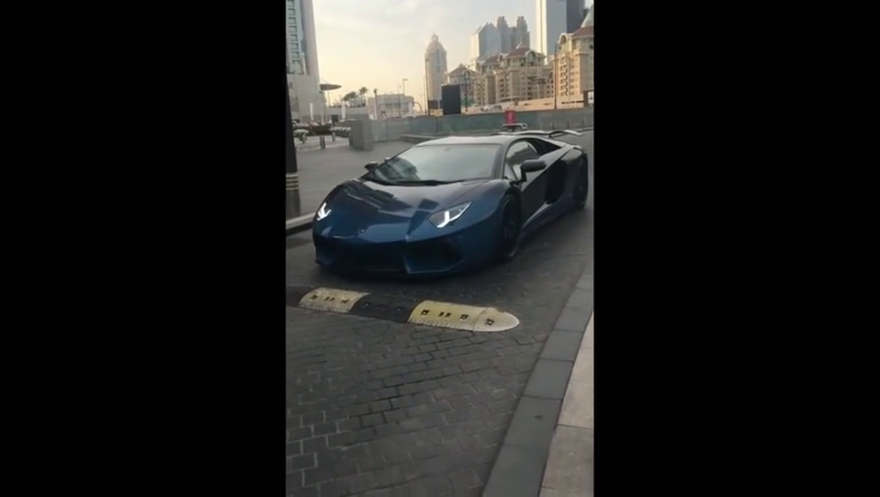 土豪么？这跑车要是再低一点可能就过不去了！